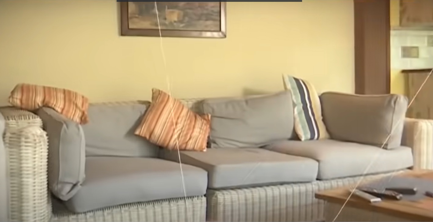 Imagini cu casa în care locuiește Mugur Mihăescu cu soția. Estimată la 800.000 de euro, vila are gazon pe acoperiș