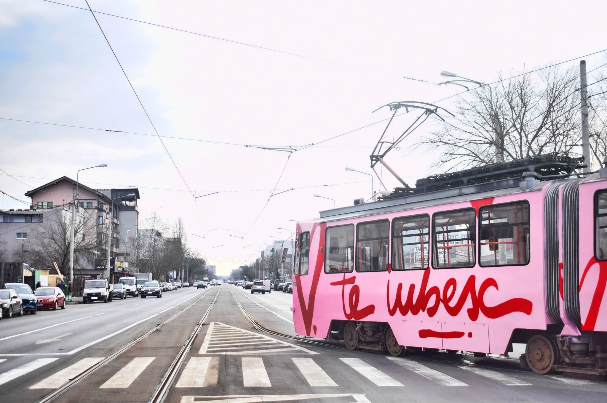 Tramvaiul iubirii circulă în București de Ziua Îndrăgostiților: „Călătorește spre cei care îți fac inima să bată mai tare”