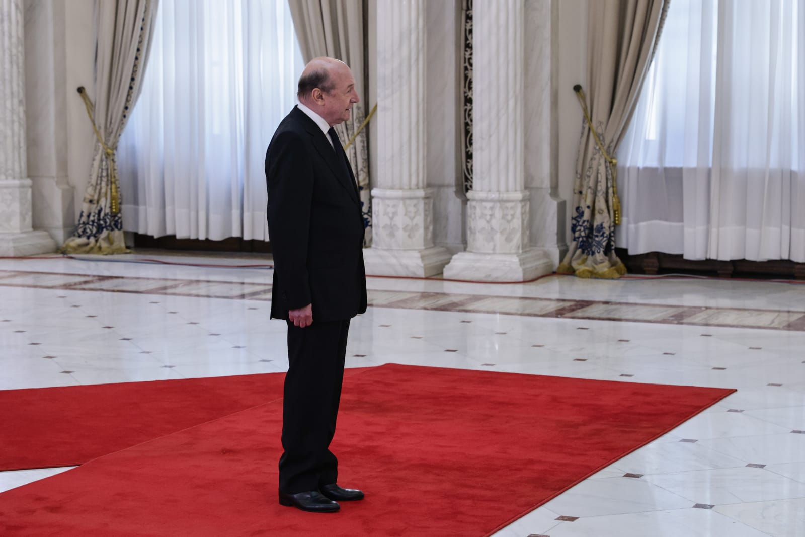 Cine a mers să-i aducă un ultim omagiu lui Ion Iliescu la Palatul Cotroceni