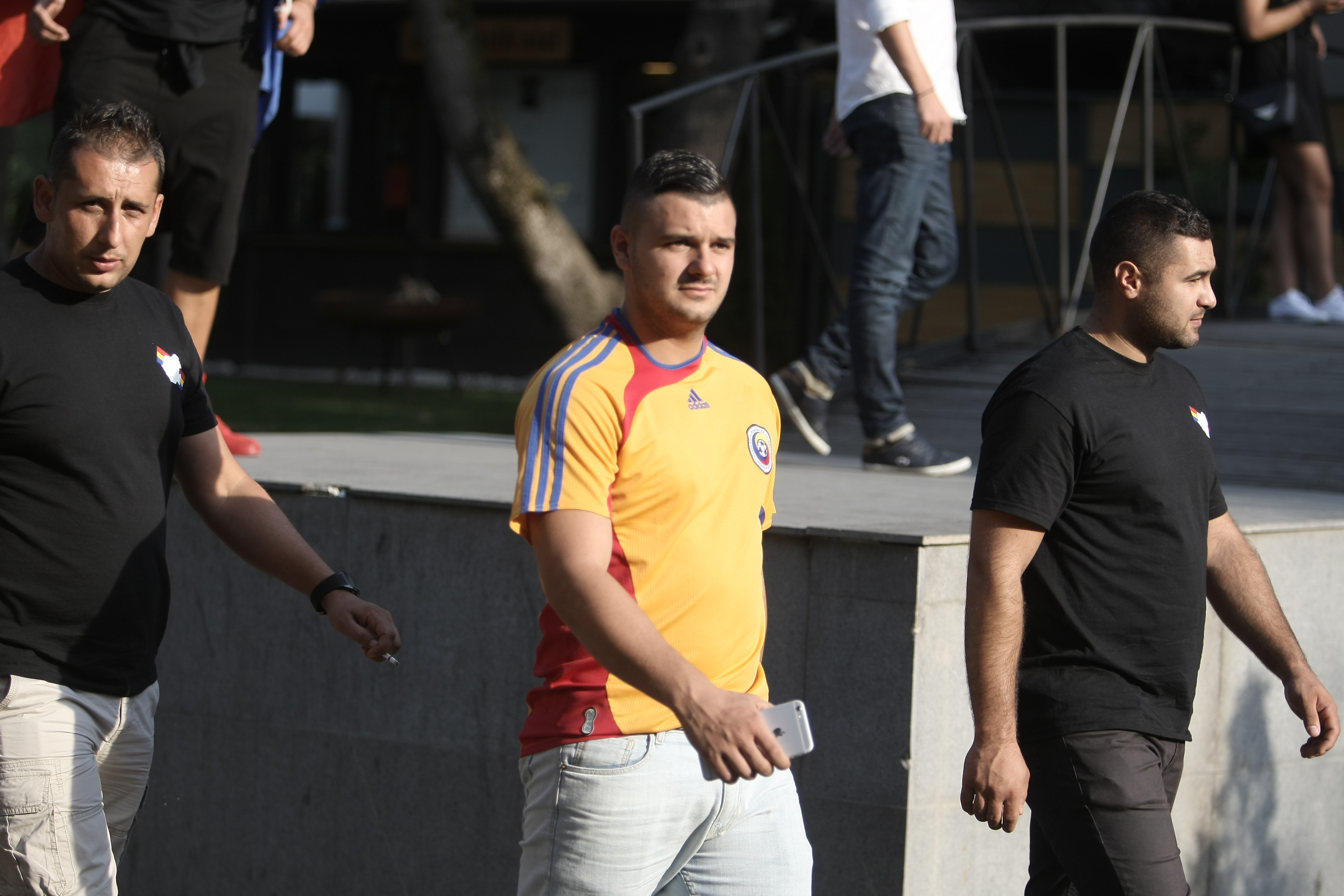 România - Muntenegru (duminică, ora 21.45). Clujul este în galben! Fanii tricolorilor dau năvală la stadion. Sunt și suporteri ai oaspeților / GALERIE FOTO