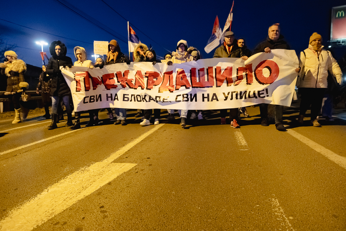 Blocadă pe un mare pod peste Dunăre din Belgrad. De aproape 4 luni, sârbii strigă „Corupția ucide!” | Video/Fotogalerie