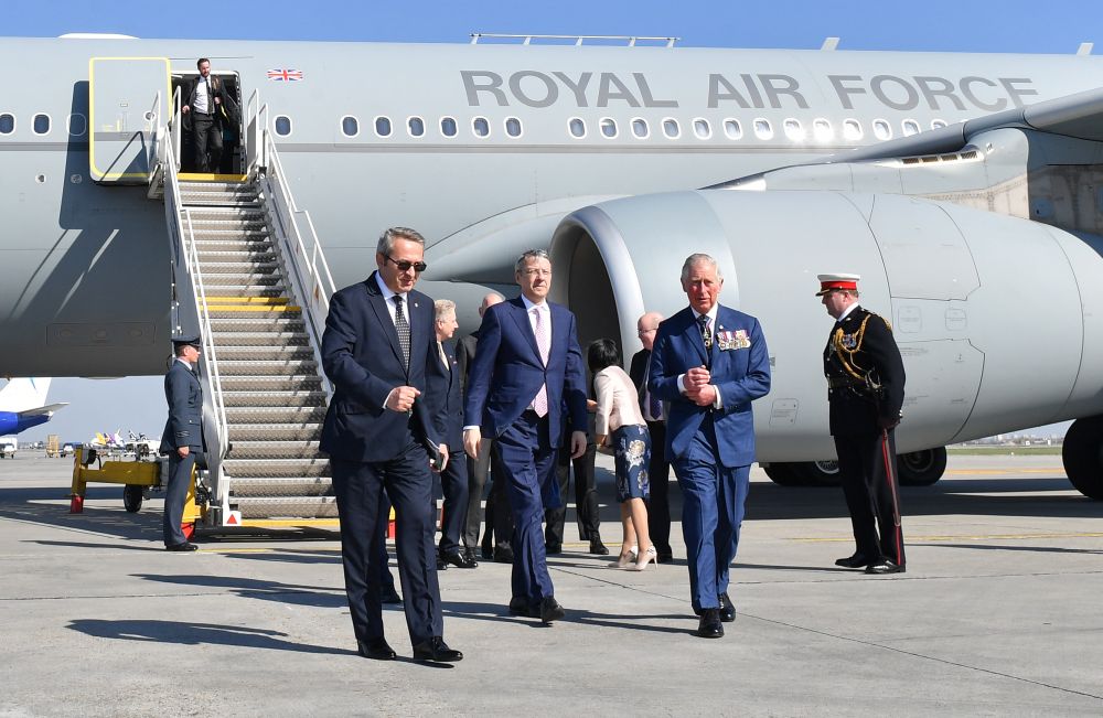 VIDEO & FOTO / Prinţul Charles, în România. Moștenitorul Coroanei Britanice a fost decorat de președintele Klaus Iohannis