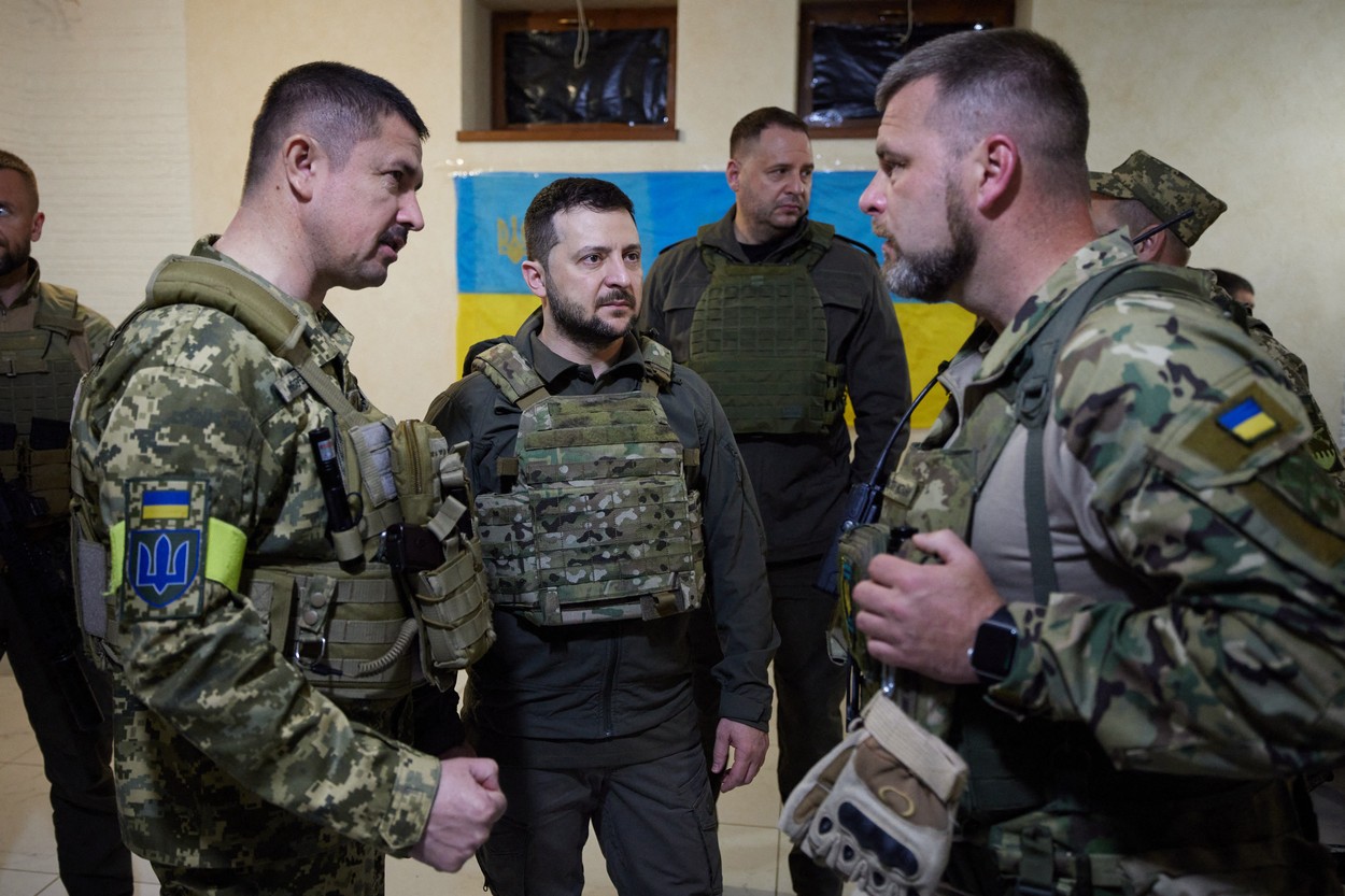 Zelenski, vizită pe frontul din est, prima ieșire din Kiev de la începutul războiului. „Ne vom apăra pământul până la capăt”