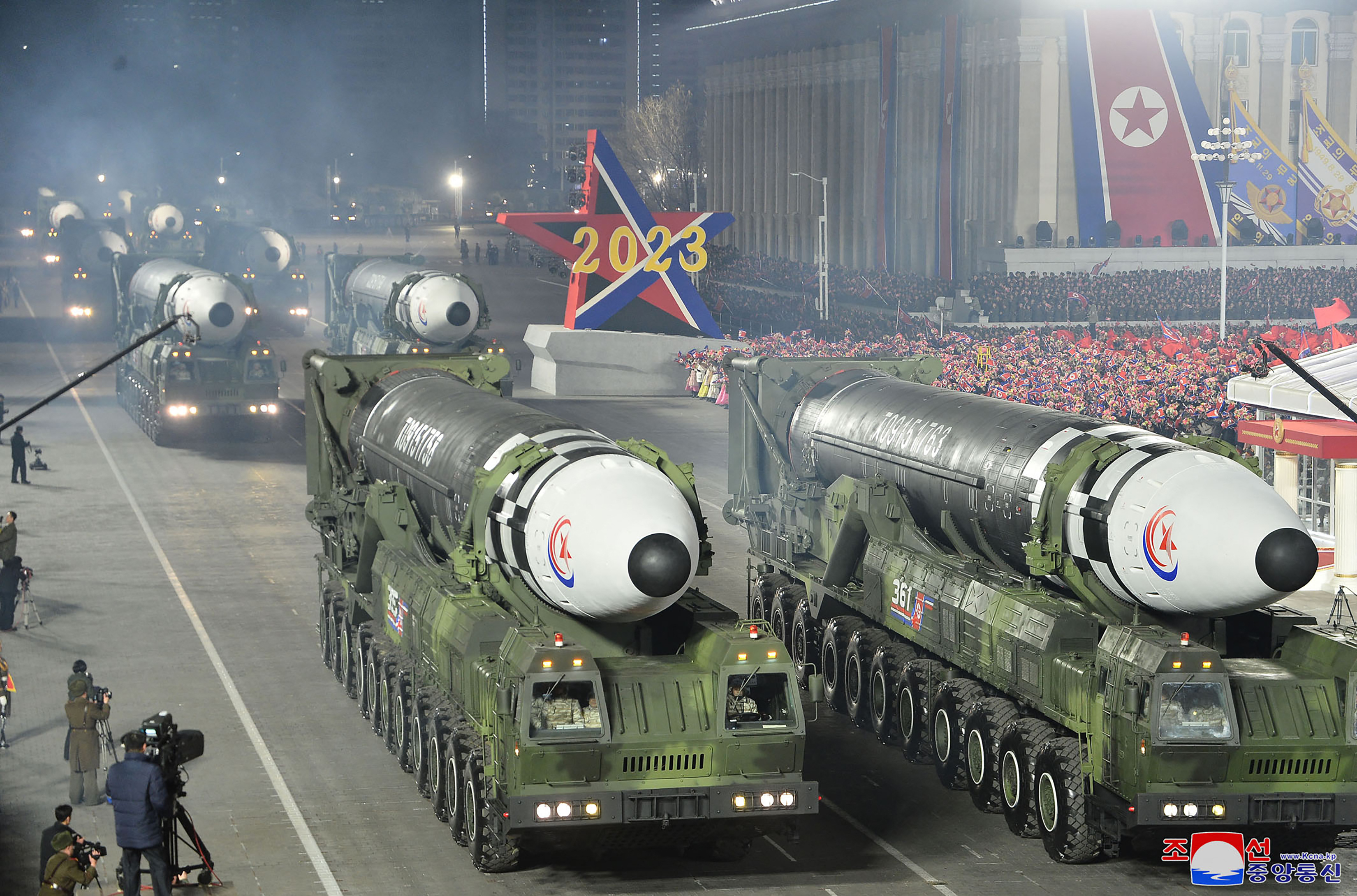 Paradă militară nocturnă la Phenian. Coreea de Nord a prezentat o posibilă nouă rachetă intercontinentală cu combustibil solid