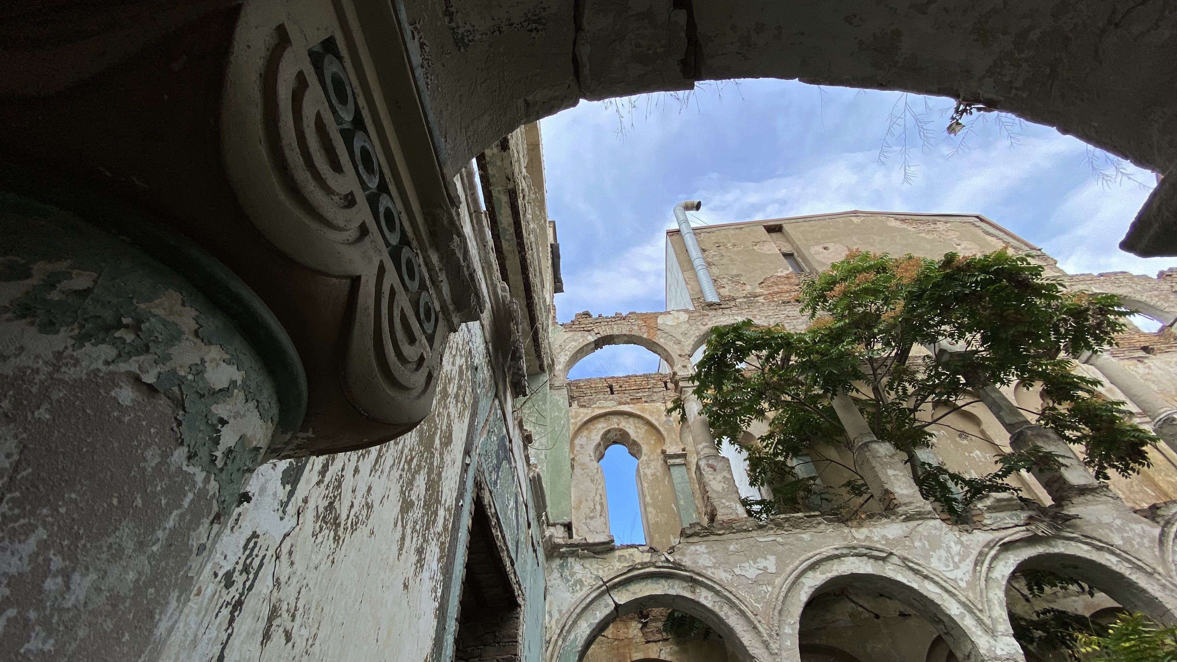 Sinagoga din Constanța, ruina de la malul mării. Clădirea comunității evreiești e în pericol de prăbușire, dar urmează să fie readusă la viață cu două milioane de euro
