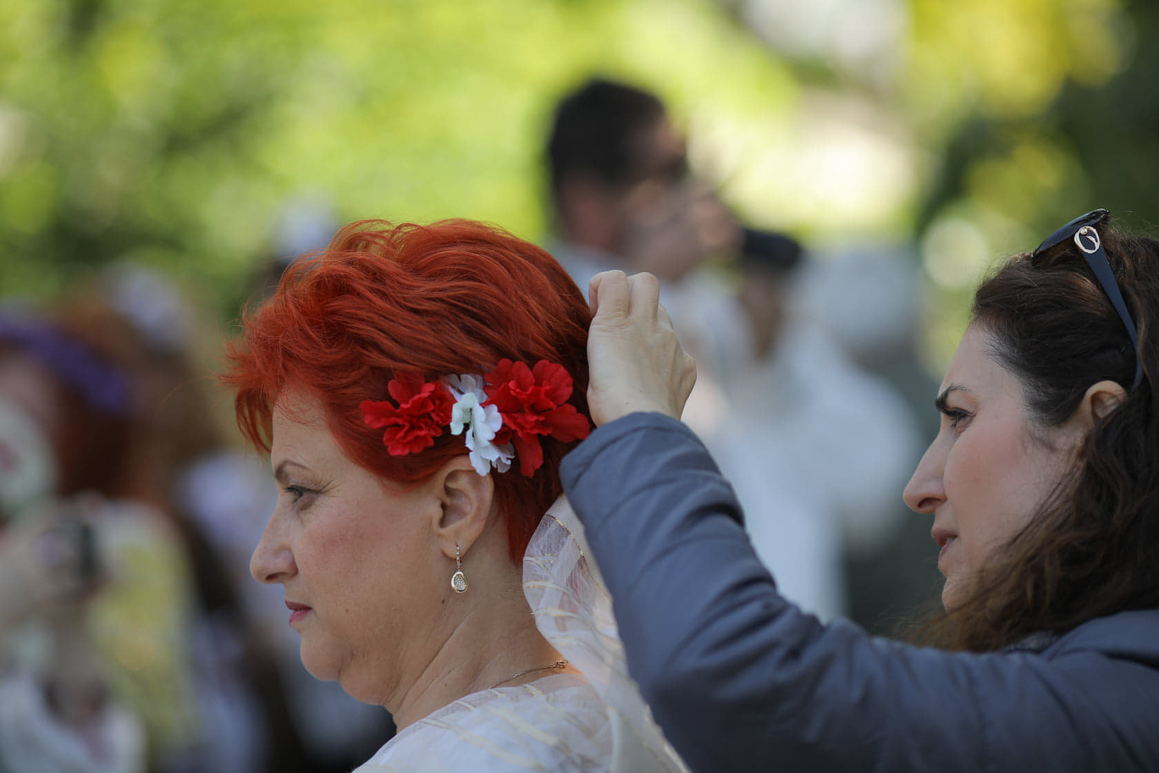 Zeci de oameni au defilat în costume populare, de ziua națională a portului tradițional din România / FOTO