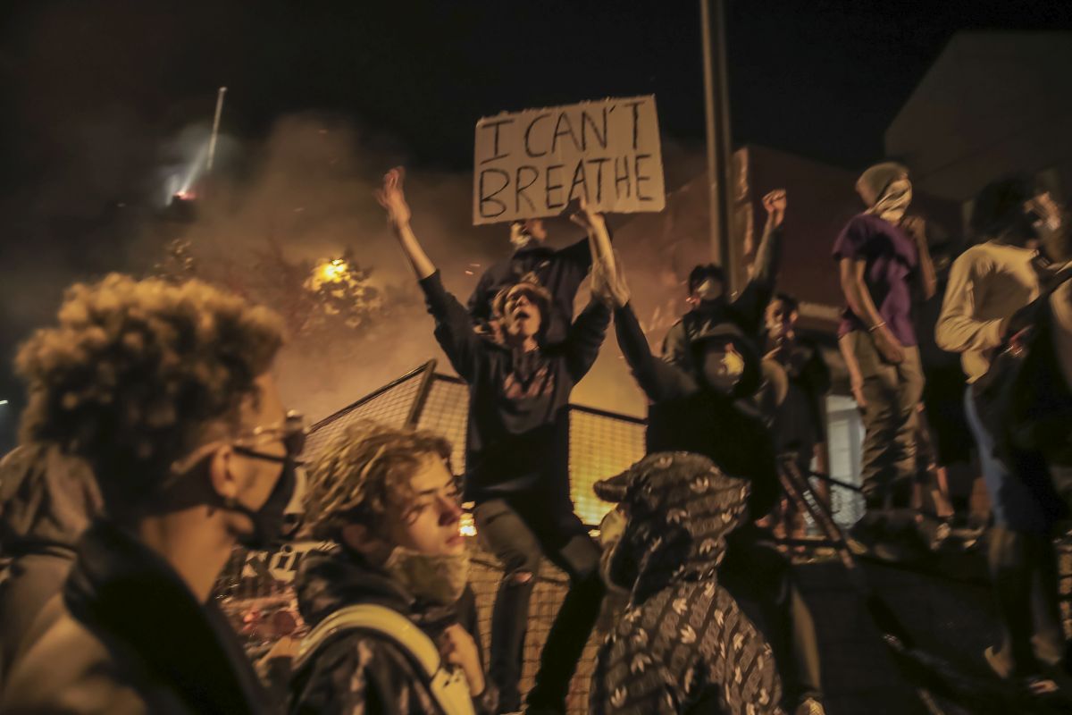 Furie în SUA: O secție de poliție din Minneapolis a fost incendiată, în a treia zi de proteste după moartea unui bărbat de culoare