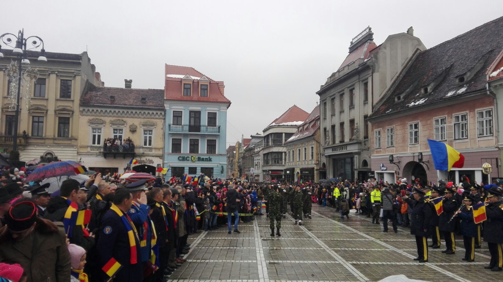 Buzoienii, dezamăgiți că militarii nu au mai defilat cu tehnica din dotare| FOTO/VIDEO