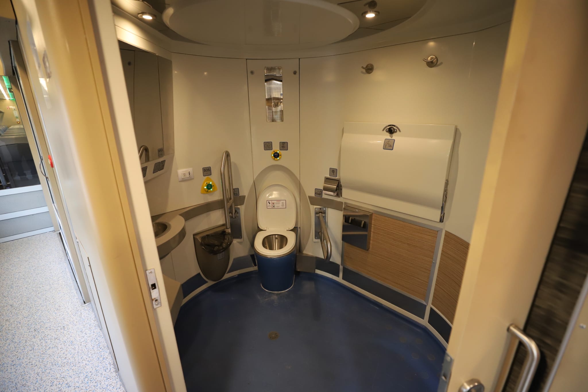 Viteză, confort și lift pentru persoane cu dizabilități. Primul tren modernizat complet circulă de astăzi pe ruta București-Constanța