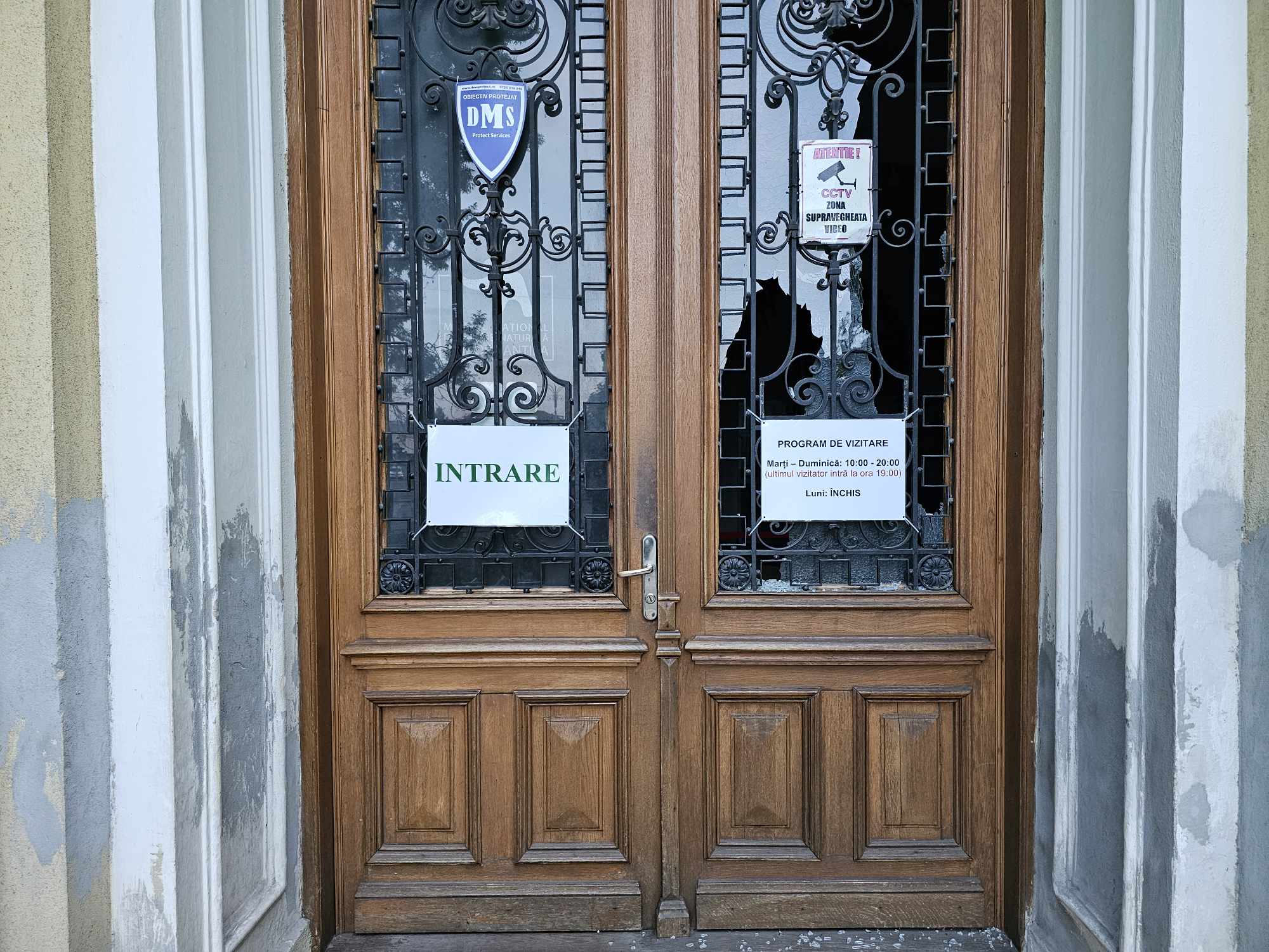Geamuri sparte la Muzeul Antipa după închiderea programului de vizitare. Angajații instituției nu au participat la Noaptea Muzeelor 2024
