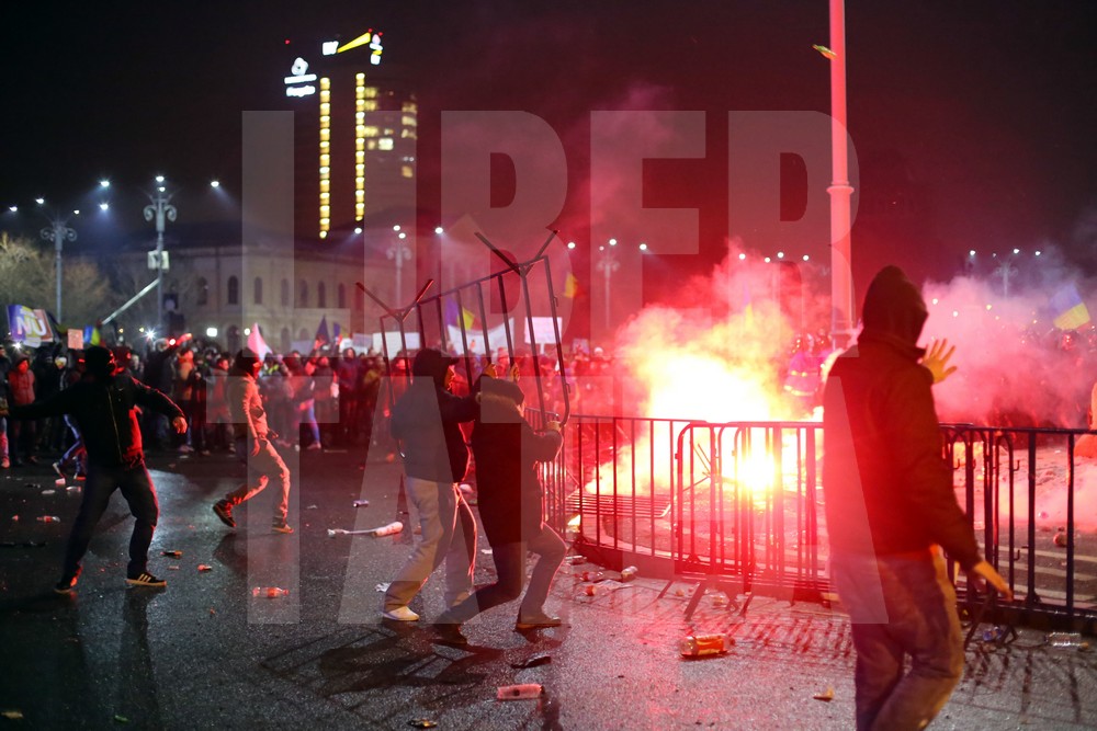 Violențe între ultrași și jandarmi, miercuri seară, în Capitală, pe finalul protestelor / FOTO & VIDEO