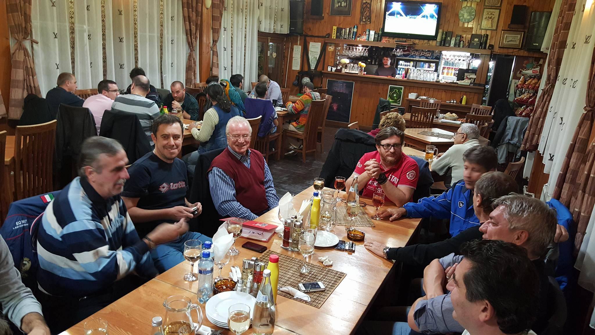”Au ciocnit un pahar, mă rog, mai multe (!), Viorel Kraus, Ion Goanță, "Bimbo" Paraschiv, Ion Manu, Bratu Pârvu, Leontin Toader, Ștefan Popa, Ilie Balaci, Costin Manea și...subsemnatul!”. Balaci, la party / VIDEO
