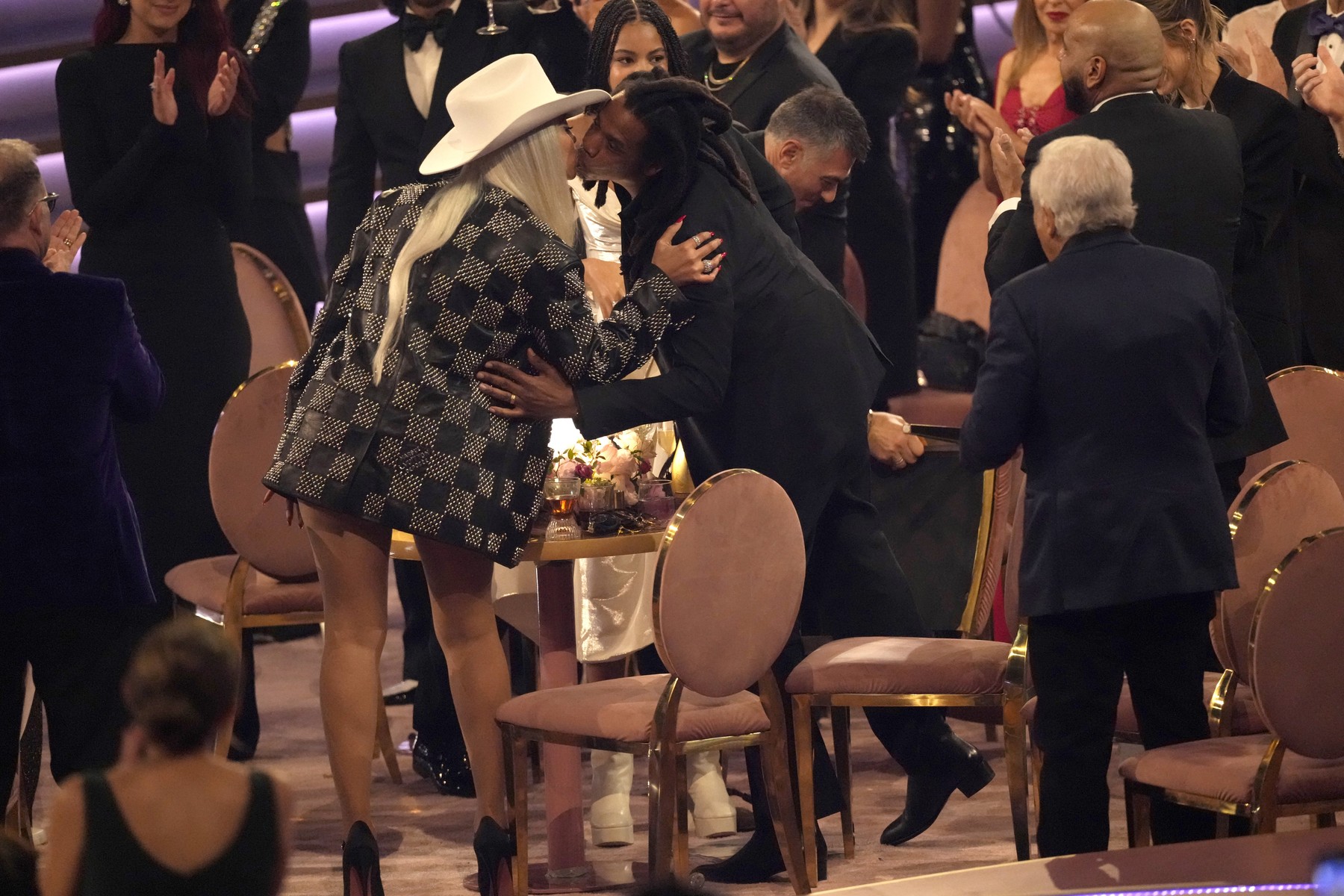 Jay-Z a răbufnit pe scenă la Premiile Grammy 2024: „Nu vreau să o fac de râs pe această tânără doamnă”. Beyonce l-a privit din public