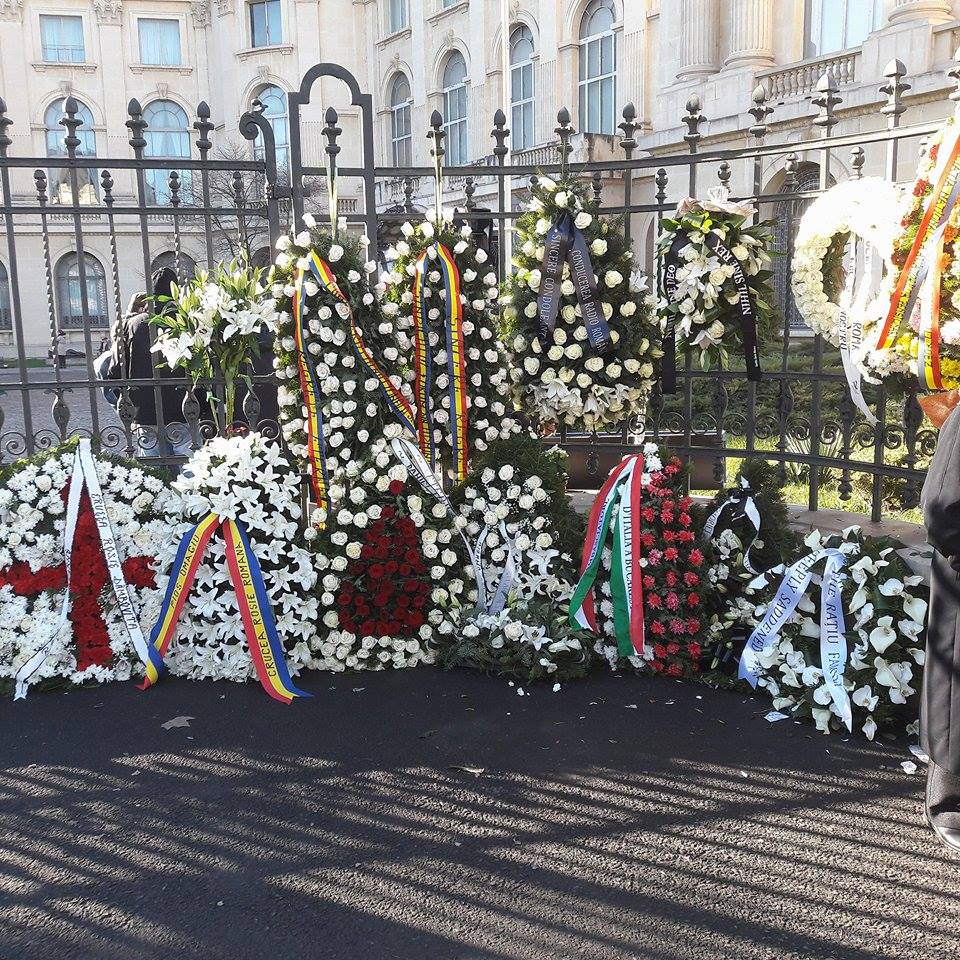 FOTO & VIDEO | Mii de oameni la Palatul Regal, în a doua zi de pelerinaj. ”Atât mai putem face pentru regele nostru. Lacrimi și flori”