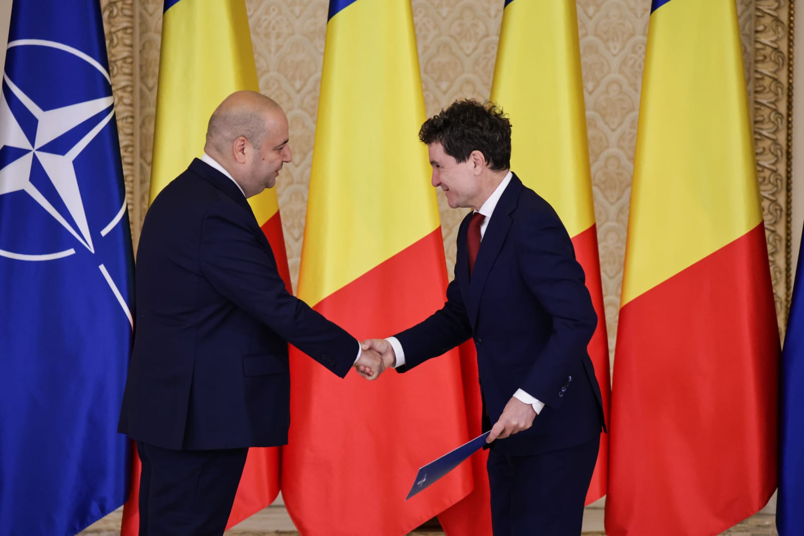 Trei noi judecători la CCR. Dacian Dragoş, Csaba Asztalos şi Mihai Busuioc au depus jurământul la Cotroceni. Cine sunt cei 9 judecători ai Curții