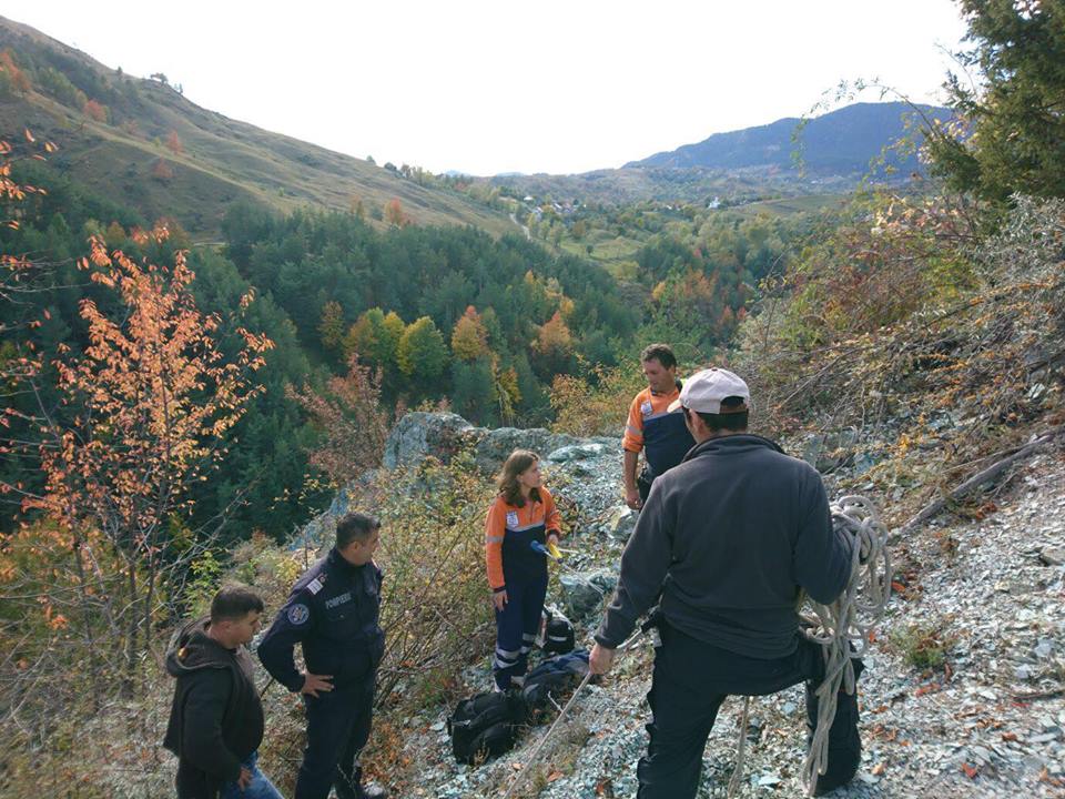 GALERIE FOTO: Cercetător salvat de pe munte după ce i s-a făcut rău în timpul studiilor geologice pe care le făcea