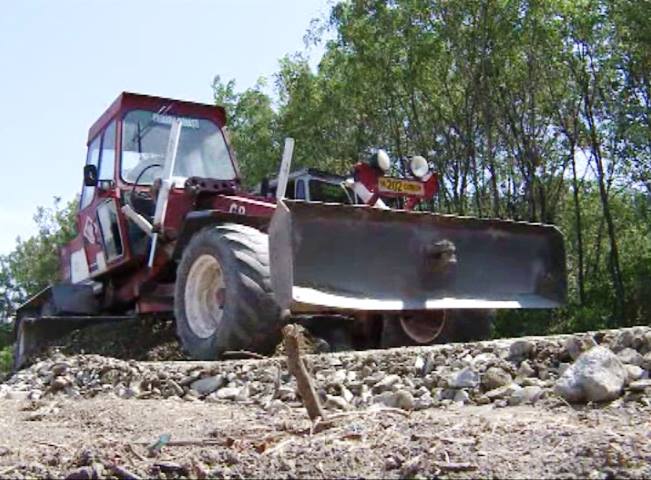 REPORTAJ/ Un primar din Vrancea a tăiat banii de serbări câmpenești ca să asfalteze ulițele. “Petrecerile se duc, dar asfaltul rămâne”