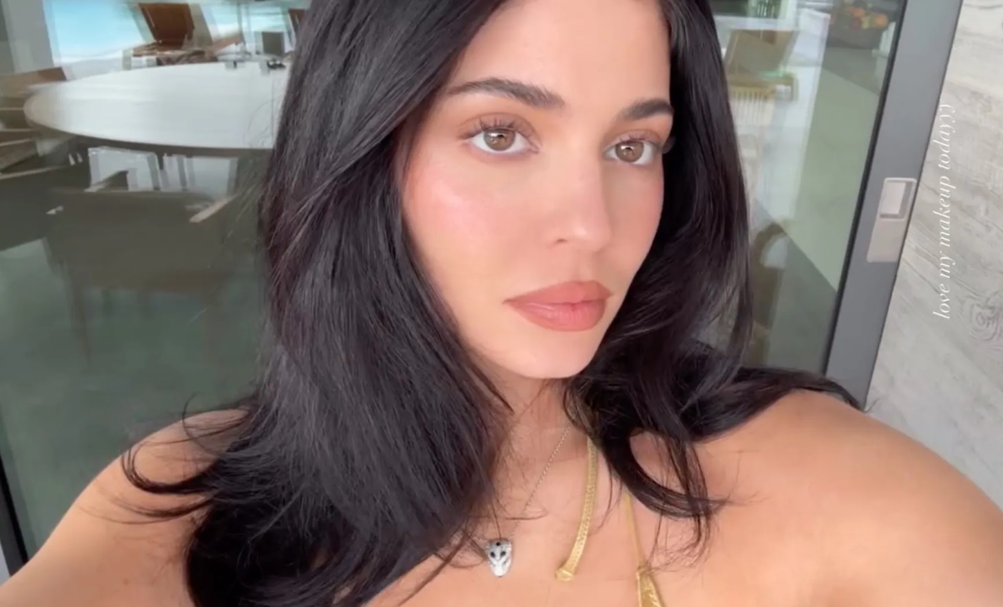 Kylie Jenner a început noul an în costum de baie. Și-a etalat silueta tonifiată și un colier în valoare de 30.500 de dolari