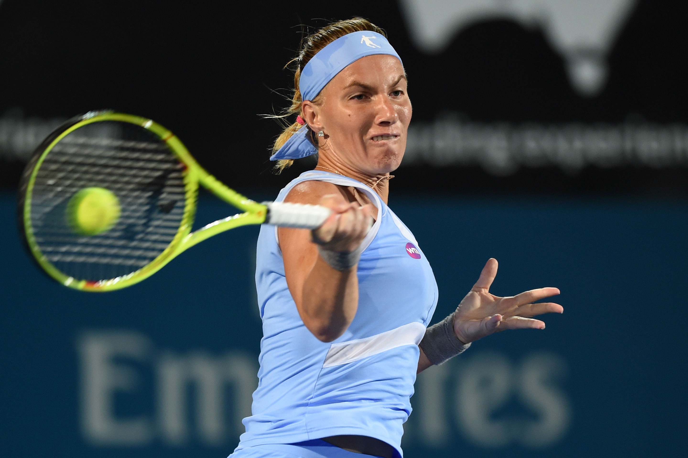 Simona Halep a pierdut semifinala de două zile! Nu e cu supărare, și-a conservat energia pentru Australian Open. Finala ar fi trebuit s-o joace la ora 10.30. A avut, și în acest joc, o reacție nervoasă, dând cu racheta de pământ! Numărul 2 WTA și-a aflat traseul pe tabloul principal de la Melbourne, unde specialiștii susțin că are parte de un drum lin până în semifinale / GALERIE FOTO & VIDEO