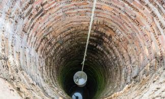 2 construction workers drown in well while trying to retrieve bucket