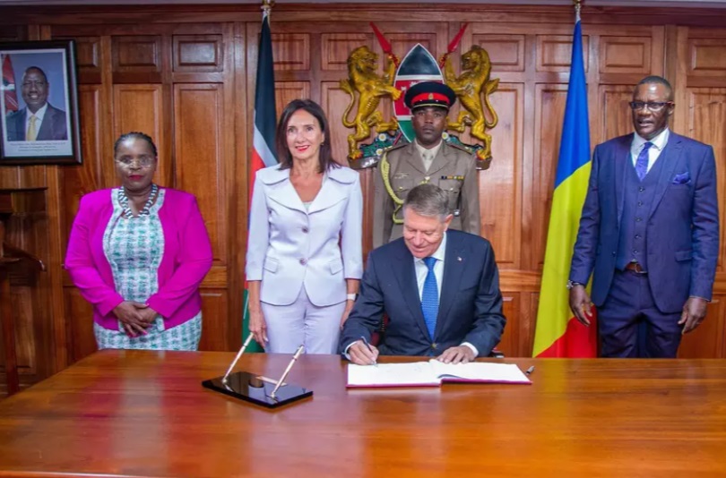 PRIMELE IMAGINI CU IOHANNIS ÎN AFRICA. „Ai venit cu ploaie!”, i-a spus șeful statului kenyan lui Iohannis. Președintele României i-a răspuns cu o vorbă din bătrâni