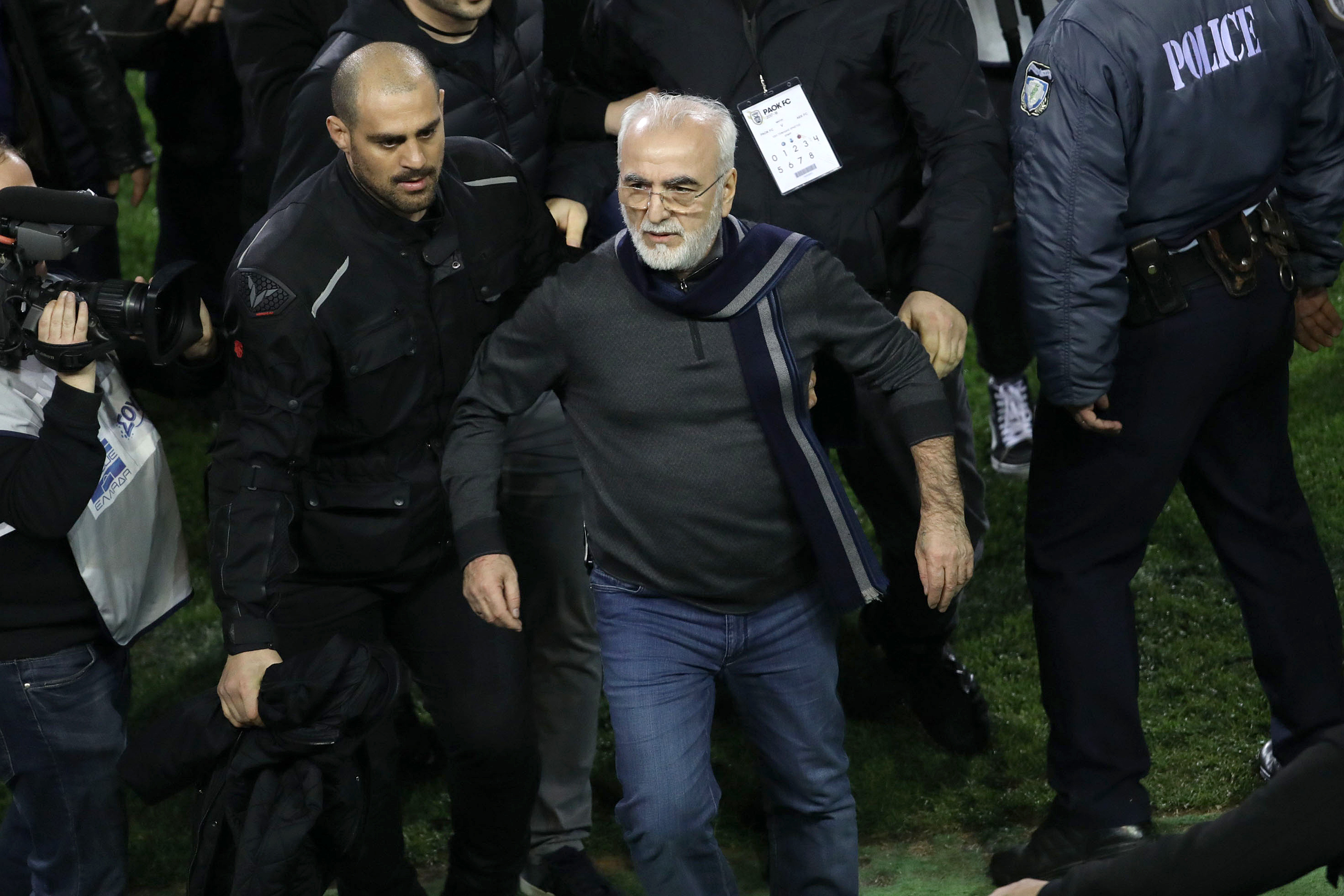 Ce a spus Răzvan Lucescu despre incidentele de la meciul PAOK - AEK. ”Nu există în lumea civilizată să ţi se trimită gloanţe acasă” / GALERIE FOTO&VIDEO