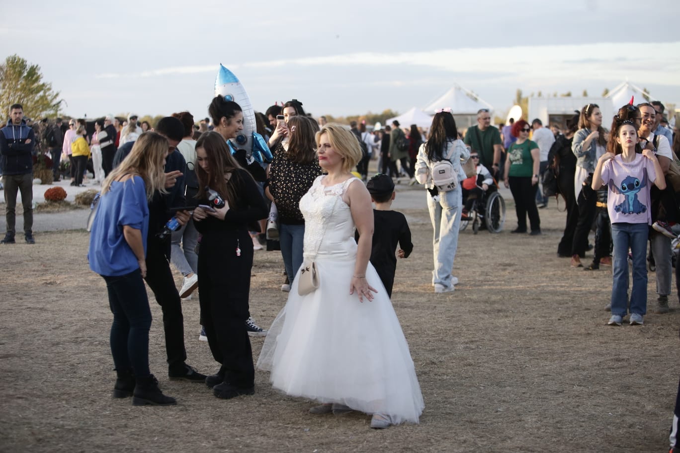 FOTOREPORTAJ. Lacul Morii s-a transformat pentru cel mai mare festival de Halloween din România cu 15,5 tone de dovleci și peste o mie de baloți de paie
