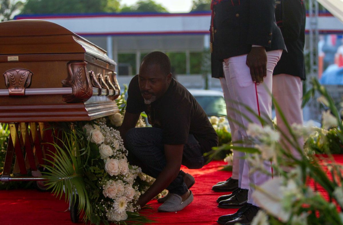 Focuri de armă și gaze lacrimogene la funeraliile președintelui haitian asasinat, Jovenel Moise