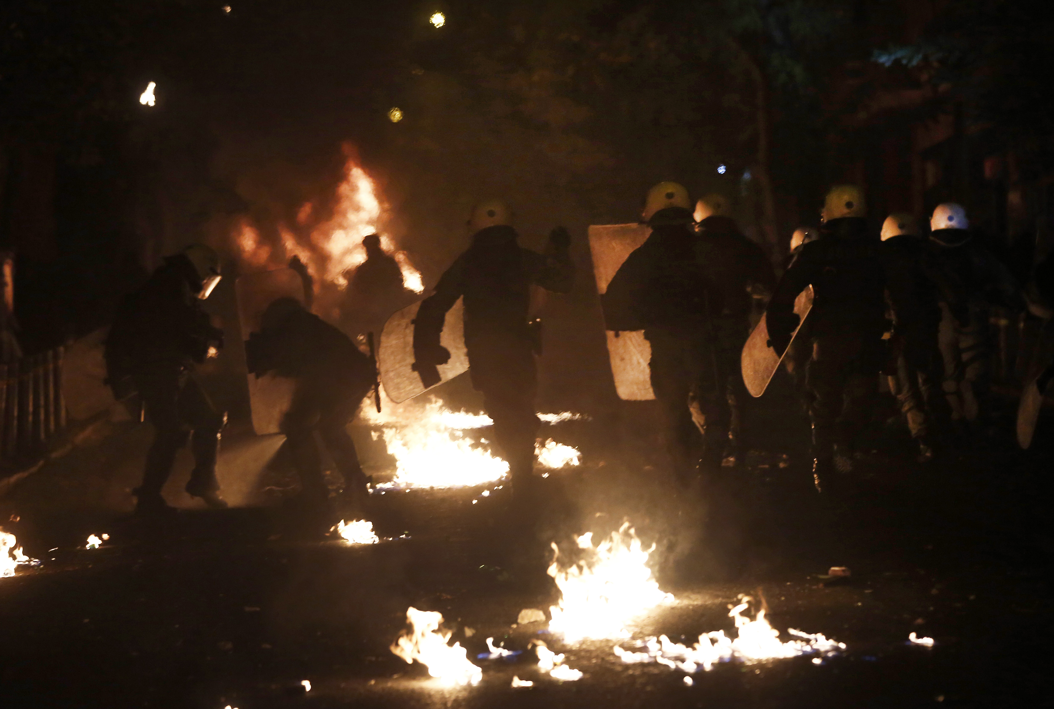 FOTO | Protest violent în centrul Atenei! Oamenii revoltați au aruncat ”bombe” cu petrol