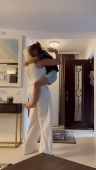 Momentul întâlnirii dintre Elena Udrea și fiica ei. Cum a reacționat Eva Maria când mama ei a ajuns acasă, după ce a fost eliberată din închisoare