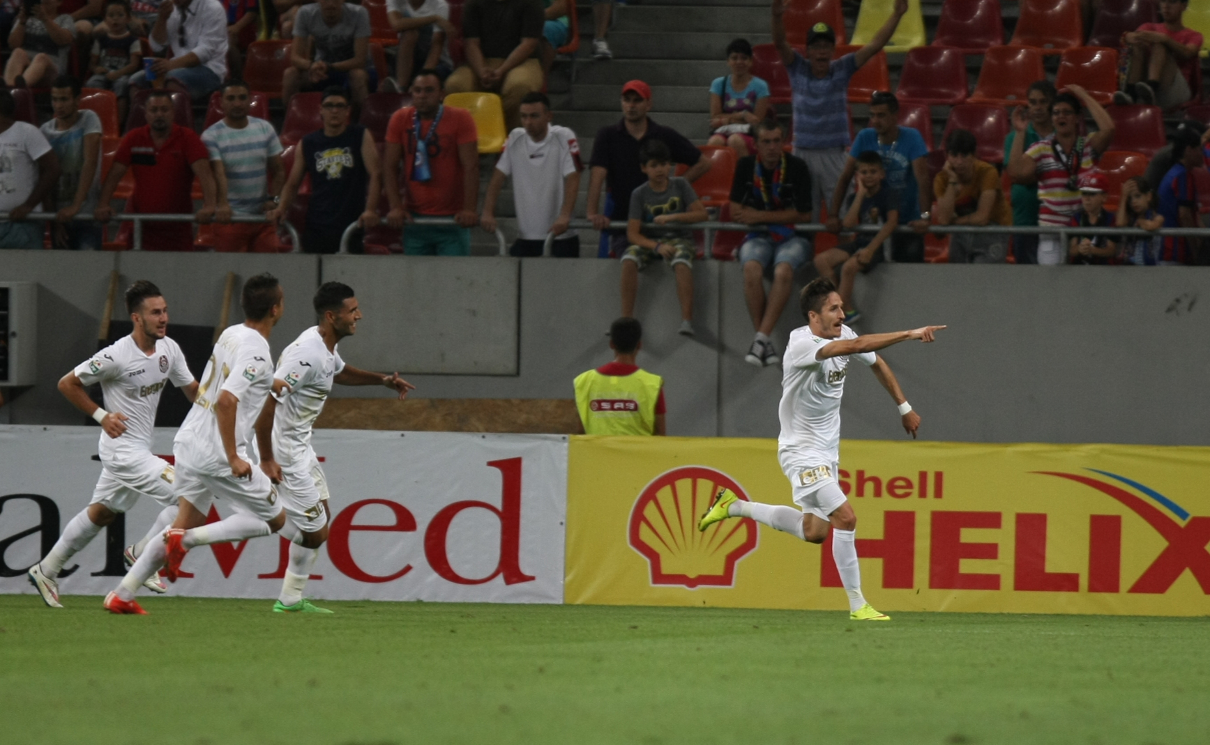LIGA I: Steaua - CFR Cluj 1-1. Transversală Vitor Bruno! A egalat Tudorie! Roș-albaștrii au avut și ei o bară, în start, apoi a marcat Tiago. Echipa lui Rădoi se chinuie, Partizan Belgrad se distrează în Serbia! Patronul a făcut baie de mulțime/ GALERIE FOTO