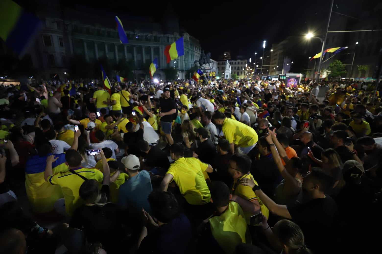 Sărbătoare și la București! Atmosferă incendiară în Piața Universității după ce tricolorii s-au calificat în optimi la Euro 2024