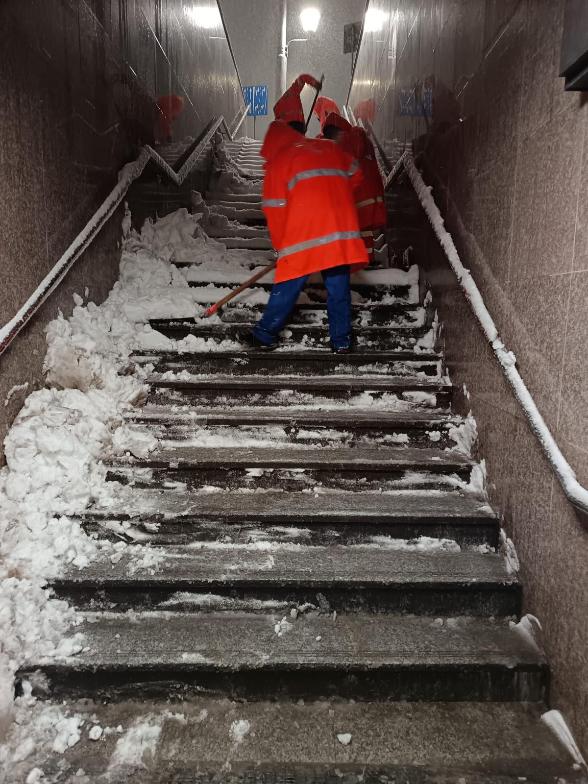 Ciprian Ciucu a ieșit la miezul nopții pe străzile din București. Dimineața, Primăria îi lăuda pe cetățeni că au deszăpezit orașul: „Primarul coordonează situația. Par mobilizați”