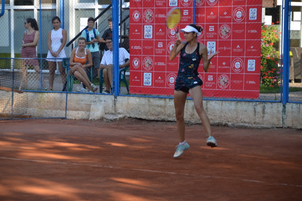 Ilie Năstase a premiat campioanele în proba de dublu a turneului ITF de la Arad care îi poartă numele / GALERIE FOTO