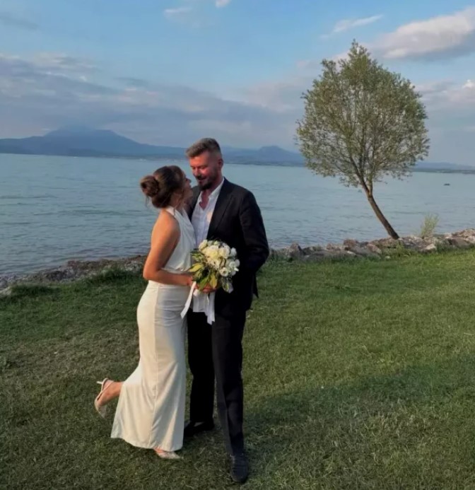 Imagini de la cununia religioasă a fiicei Ralucăi Moianu. Mara s-a căsătorit în Italia
