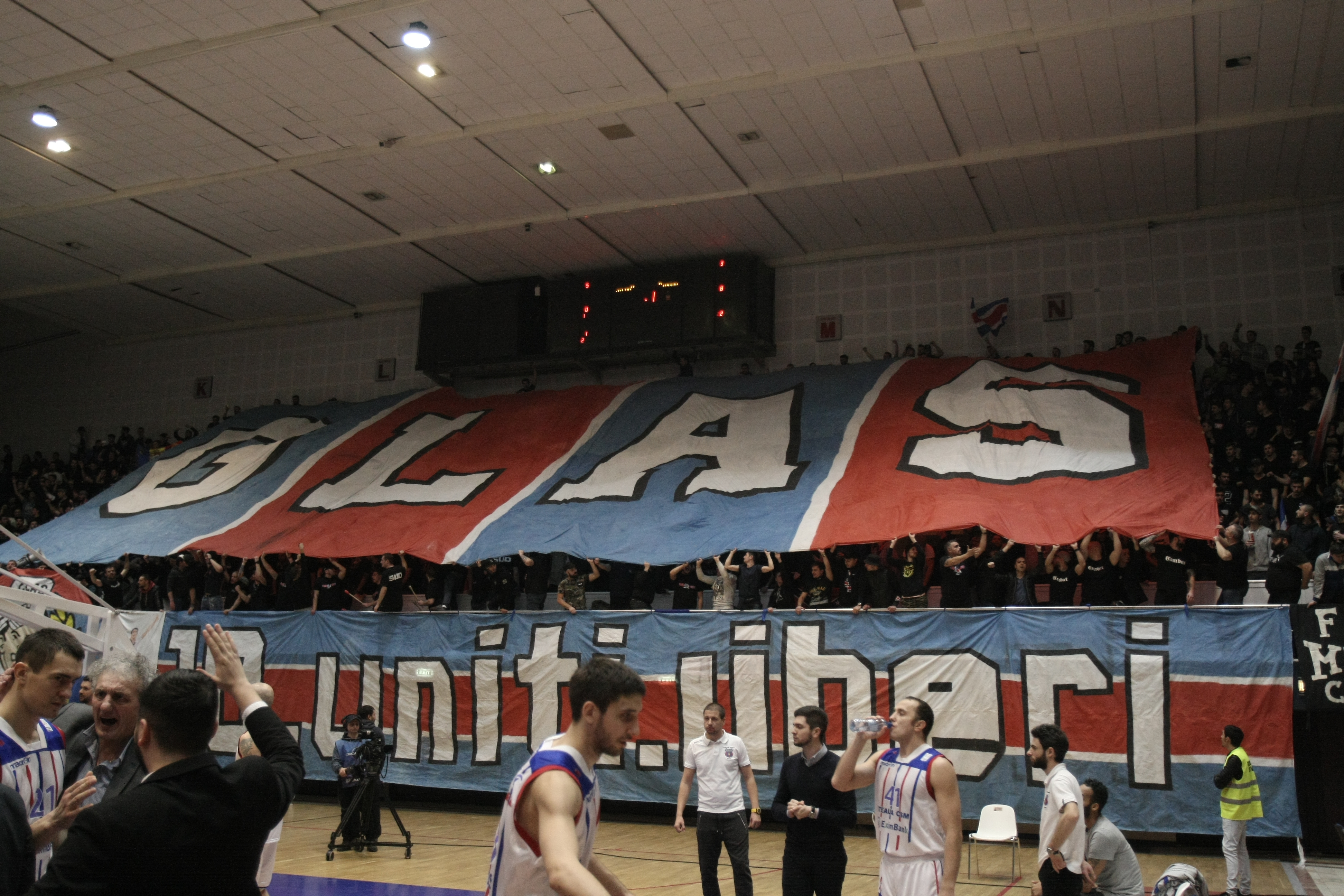 Steaua a învins la limită în eternul derby cu Dinamo. Roș-albii, 15 aruncări de 3 puncte degeaba! O fetiță a cântat imnul național / GALERIE FOTO