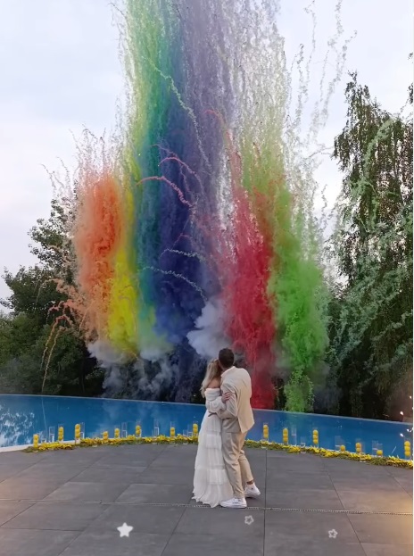 Imagini de la nunta actriței Ilona Brezoianu. S-a căsătorit religios cu Andrei într-un decor special, cu multe lămâi, lângă piscină