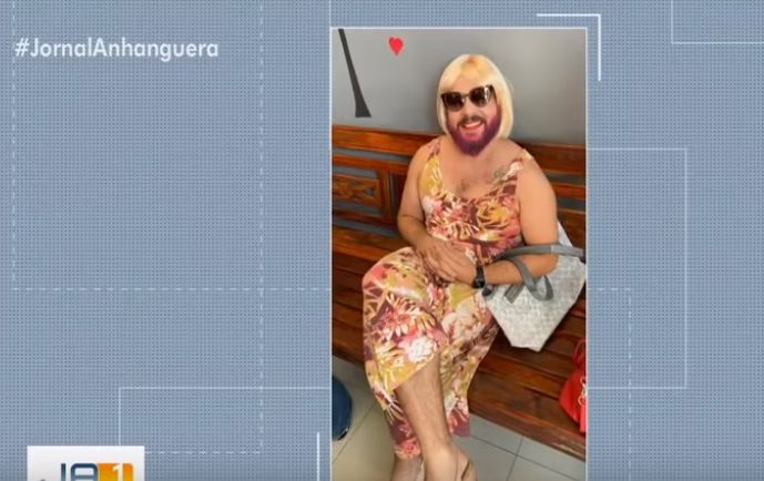 Un bărbat rămas văduv s-a îmbrăcat în femeie ca să-i facă pe plac fiicei sale la școală | FOTO