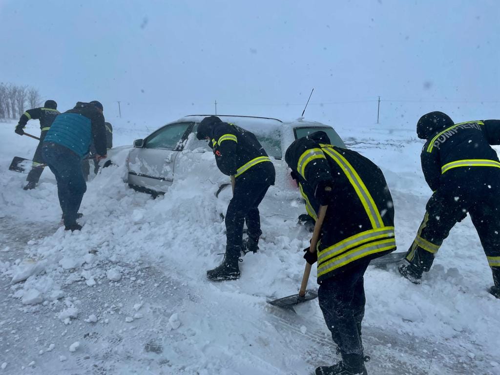 Moldova, sub cod roșu de ninsoare. Mii de persoane, înzăpezite cu mașinile din cauza viscolului, mai multe drumuri blocate. FOTO