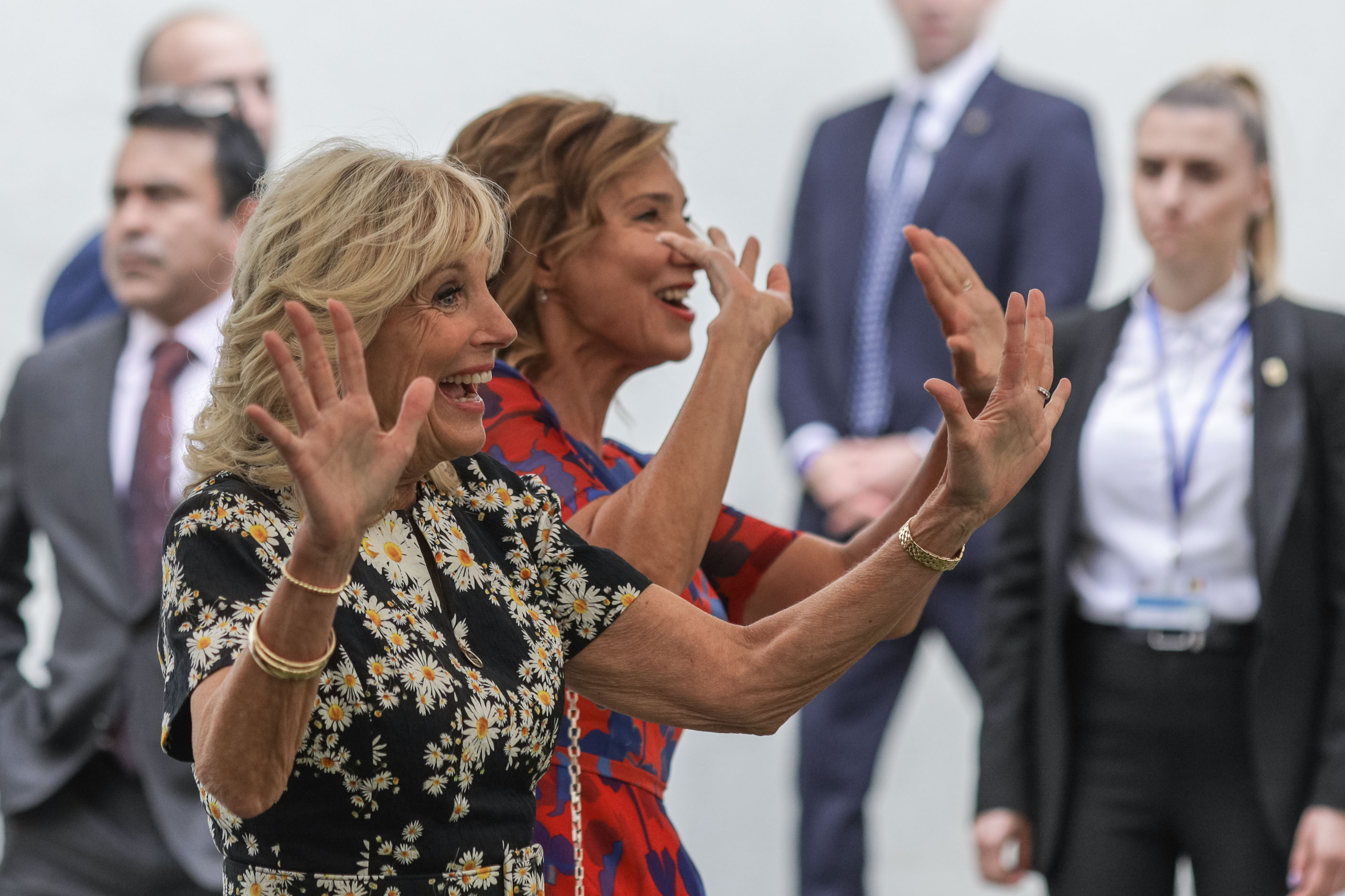 Jill Biden a vizitat alături de Carmen Iohannis o şcoală din București care găzduiește elevi ucraineni refugiați