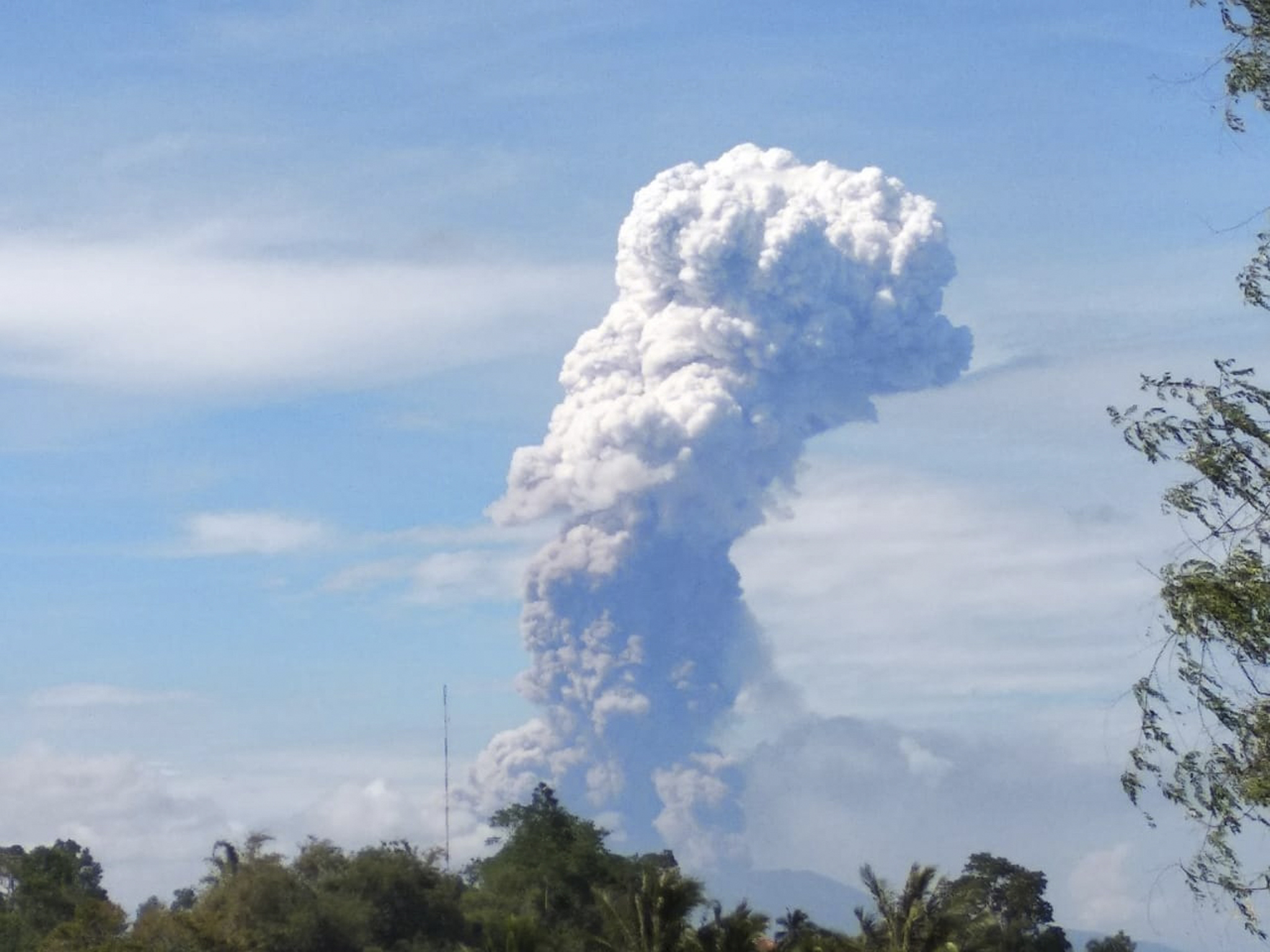 La câteva zile după cutremurul și tsunamiul devastator, pe insula Sulawesi din Indonezia a erupt și un vulcan