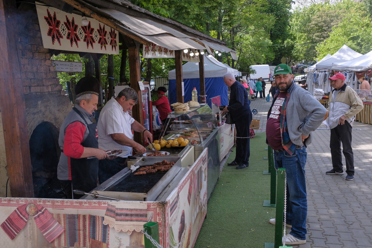 Muzeul Țăranului Român, în sărbătoare. Târg special cu gulaș de vițel la ceaun, crap și scrumbie de Dunăre, dar și obiecte vechi şi autentice