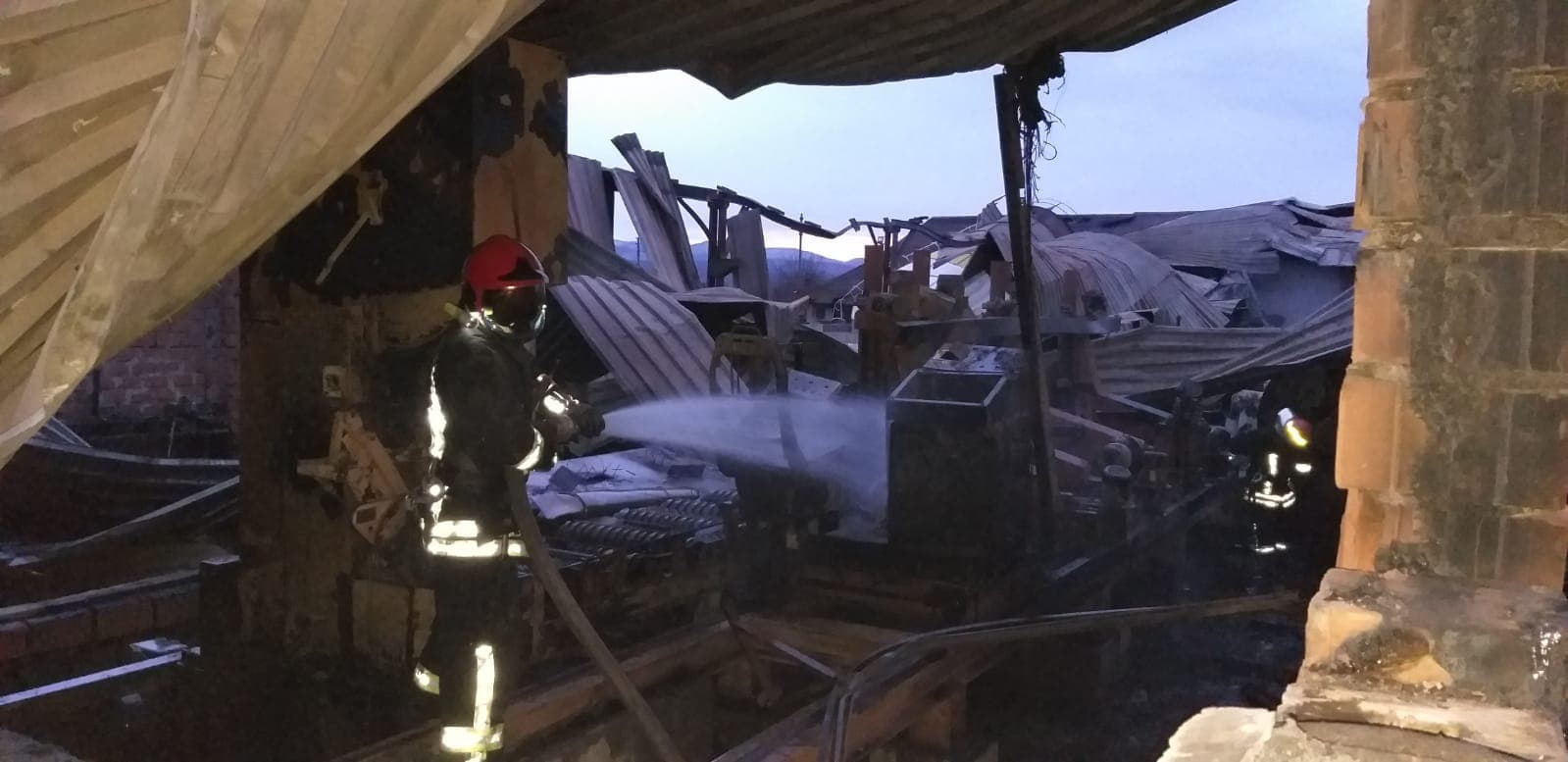 Incendiu la o hală de prelucrare a lemnului din Timiș. Acțiunea pompierilor a fost îngreunată de vântul puternic (FOTO)