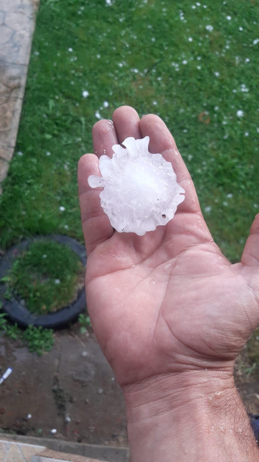 Grindină mai mare decât oul de găină în Vâlcea. Județul a fost sub cod roşu de vijelii
