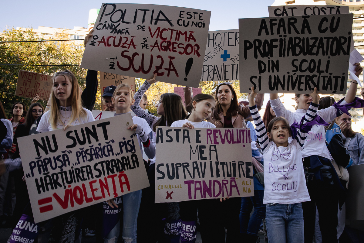 „Sute de femei sunt moarte, asta nu este dreptate”. Marșul prin care femeile cer să se simtă în siguranță în România: acasă, la muncă, pe stradă   