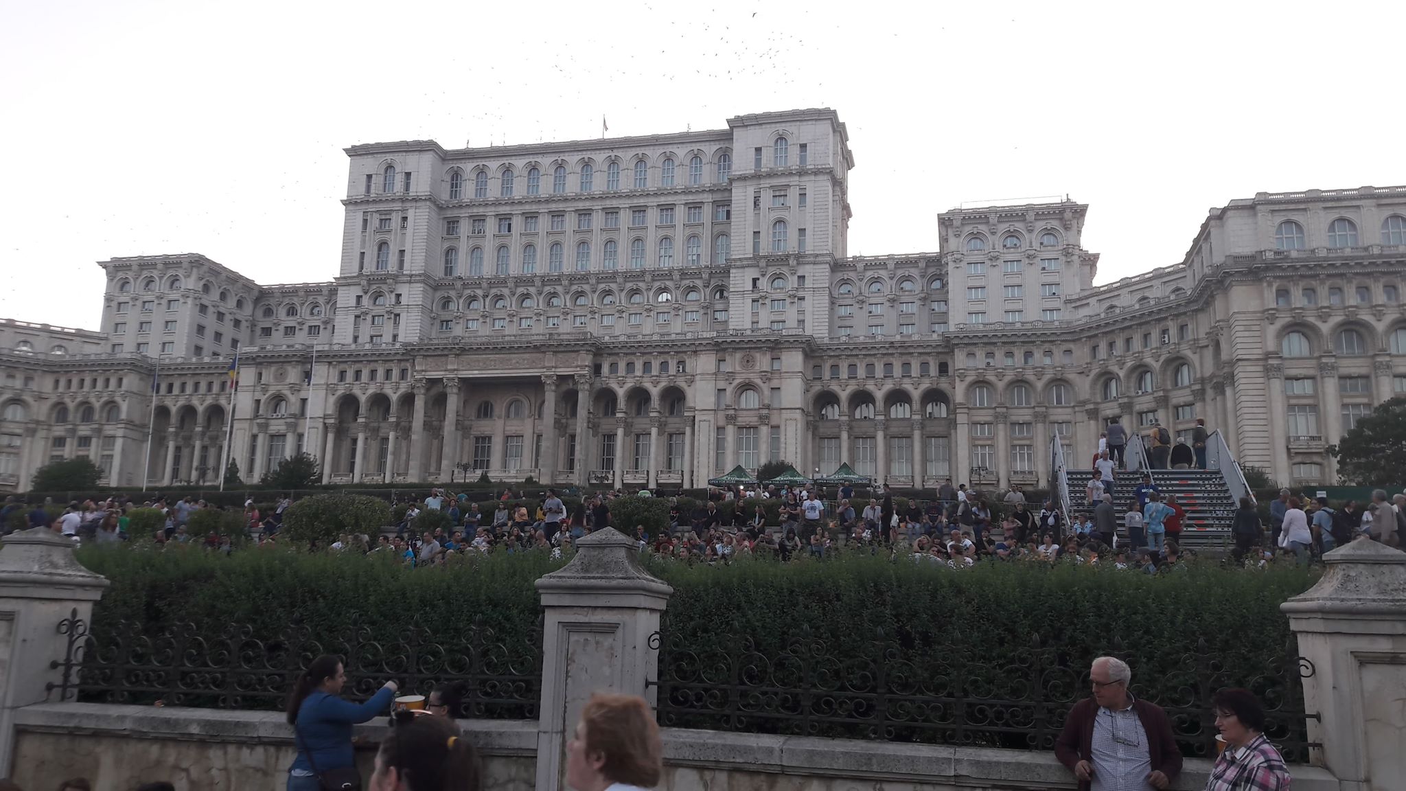 FOTO/ Soluția găsită de Primărie pentru concertul lui Rod Stewart. Pasarele montate pentru ca oamenii să poată intra în curtea Parlamentului