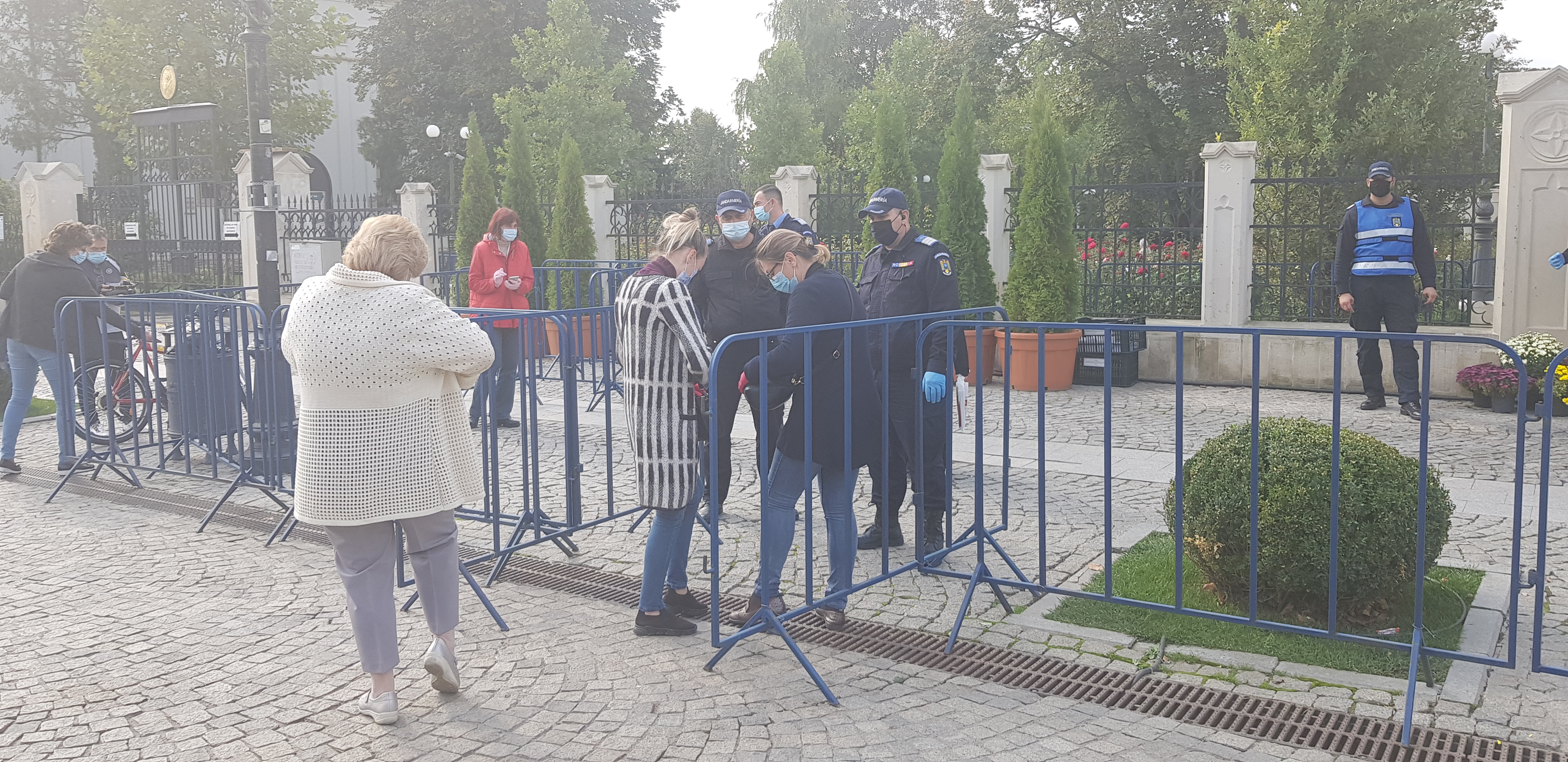 În pandemie, pelerinii Sfintei Parascheva se roagă doar cu buletinul și speră la vremuri mai bune. “N-am văzut niciodată așa ceva!”