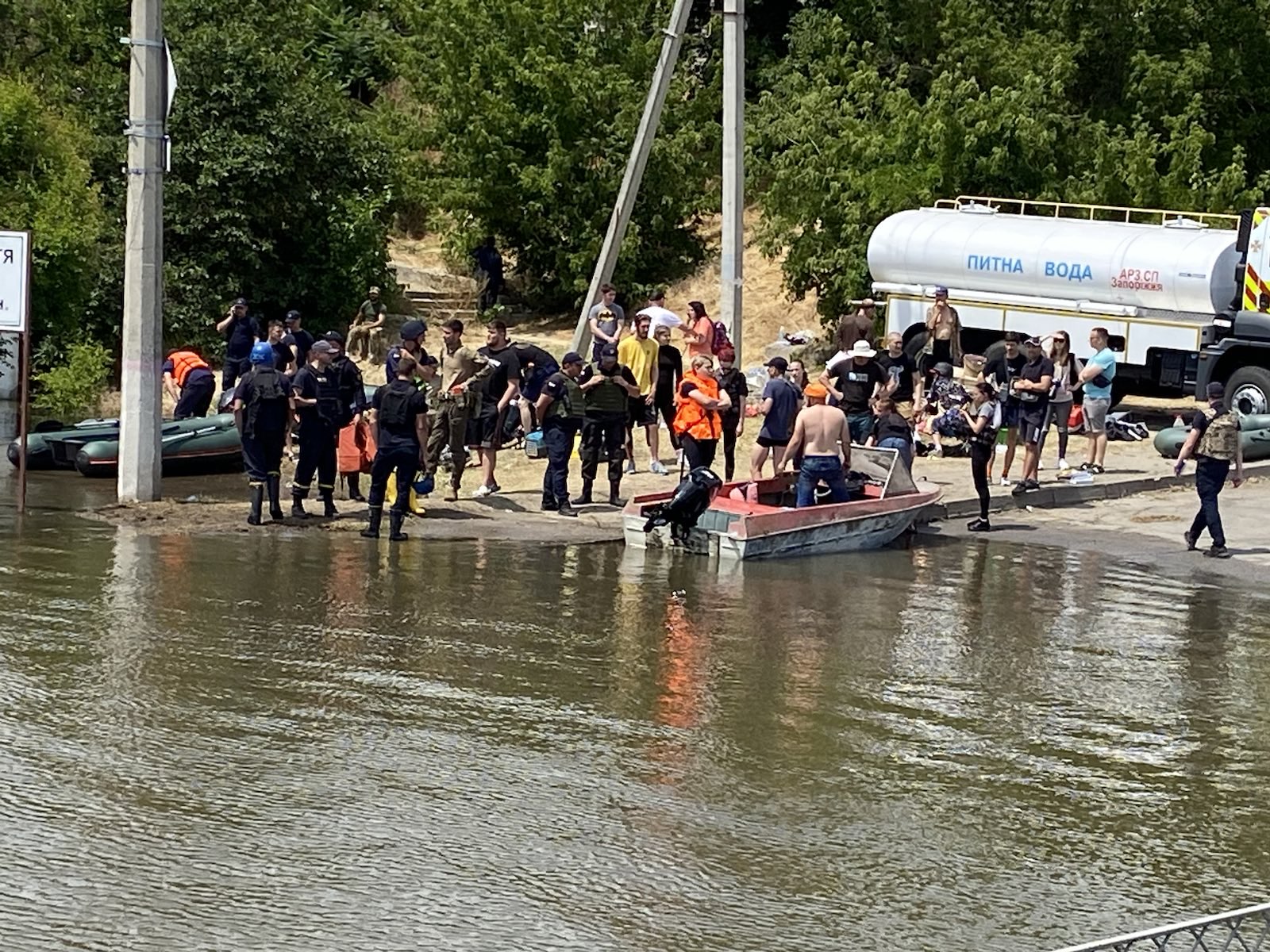 EXCLUSIV. Voluntar ucrainean vorbește pentru publicul Libertatea din mijlocul inundațiilor: „Rușii au bombardat centrul de evacuare, abia plecasem de acolo”