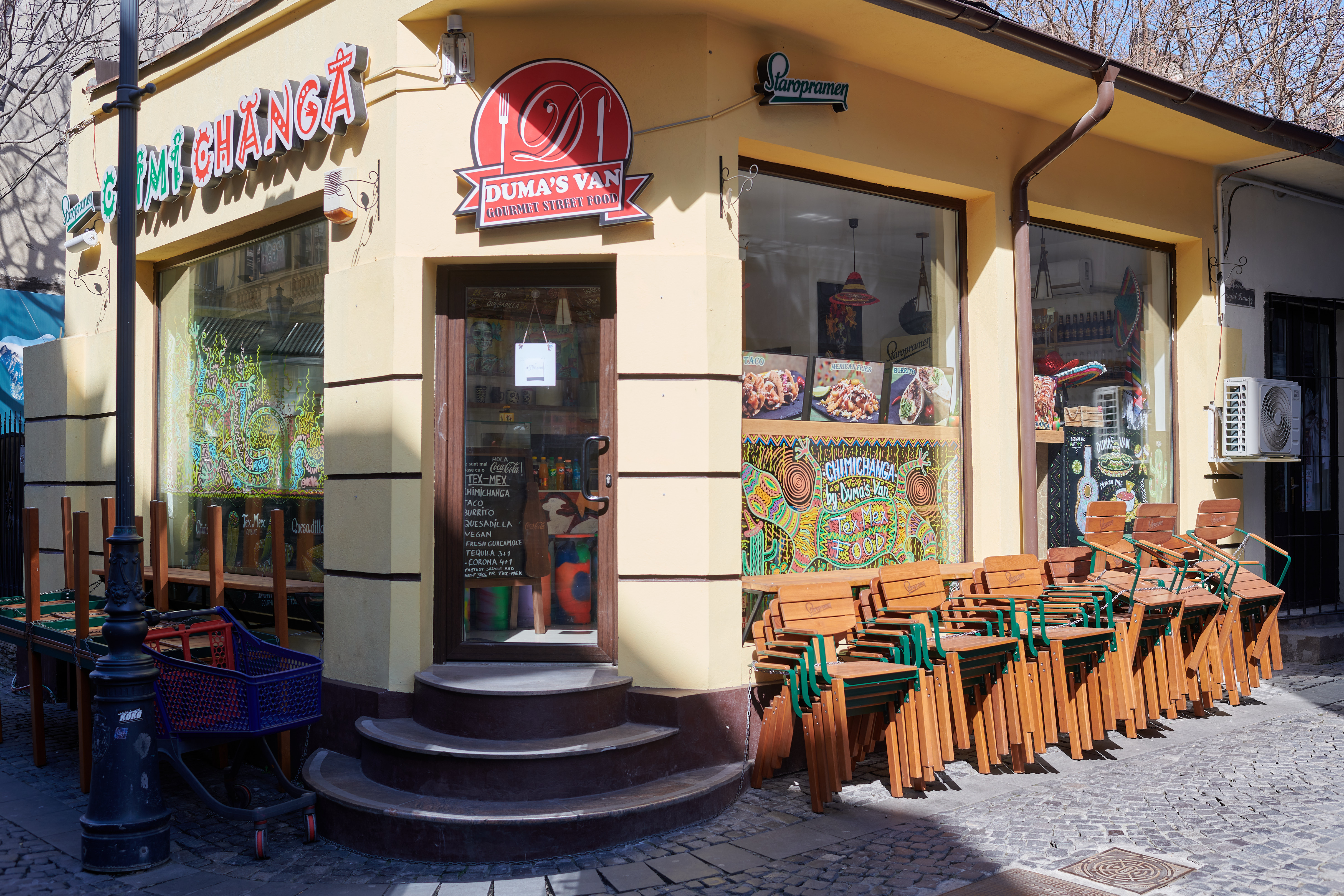 Starea de urgență îi ține pe bucureșteni în case și închide localurile din Centrul Vechi. Fotografii cu Capitala goală