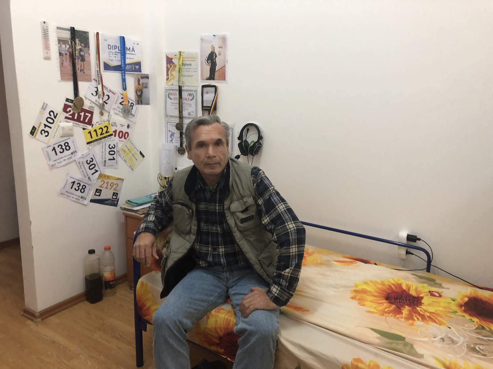 FOTO/ Petrece sărbătorile într-un centru social. Campionul la atletism Gheorghe Frecățeanu a pierdut tot